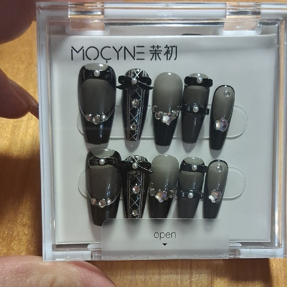MOCYNE Black and Gray Press-On Nails